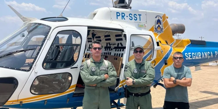 A esquerda tenente-coronel do Ciopaer, Gustavo Bolentini, ao meio o delegado Guilherme Moreira e a direita o tenente-coronel Ximendes, no fim do treinamento do curso de piloto - Divulgação SSP/TO.