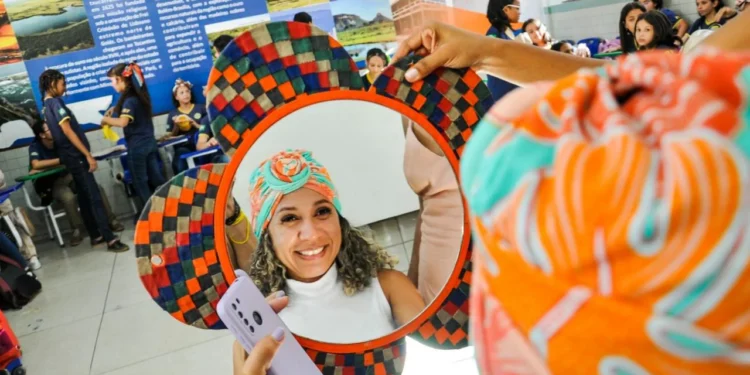 Pacientes da oncologia do Hospital de Amor, em Palmas, participam de oficina de turbante