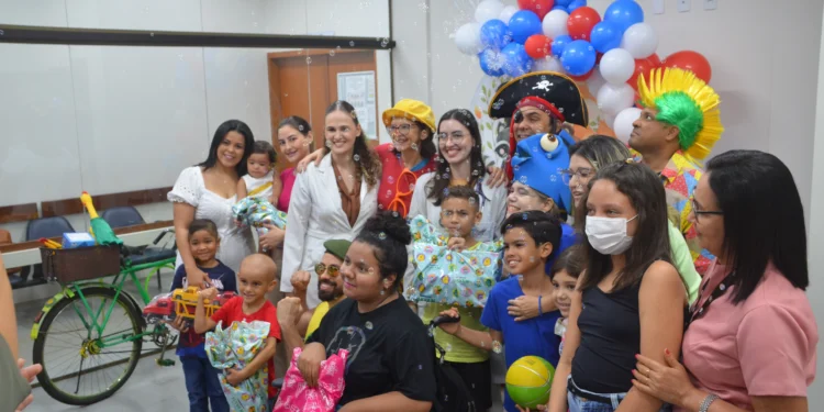O evento trouxe alegria e esperança às crianças e suas famílias neste dia festivo