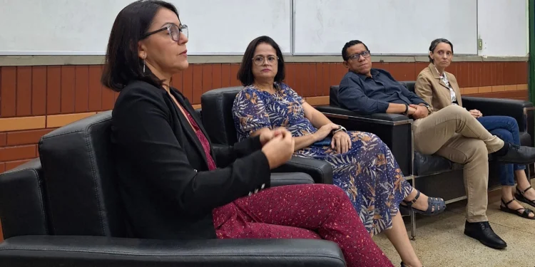 Diretora Ellen Amaral destacou a importância dos catadores para saúde ambiental do bioma Cerrado no painel da 15ª Jornada Científica do IFTO_Foto Divulgação