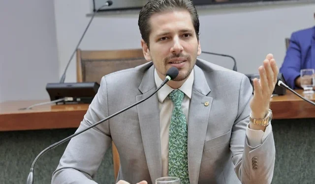 Entra em vigor lei de Olyntho que garante pagamento de tributos com cartão de crédito e PIX