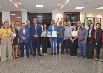 Em seu gabinete, o governador Wanderlei Barbosa assina o contrato de R$ 31,6 milhões para construção de mais 176 unidades habitacionais em Palmas