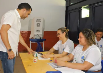 Governador Wanderlei Barbosa compareceu ao Colégio Militar do Estado do Tocantins Duque de Caxias, em Taquaruçu, para votar