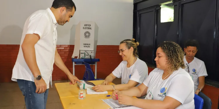 Governador Wanderlei Barbosa compareceu ao Colégio Militar do Estado do Tocantins Duque de Caxias, em Taquaruçu, para votar