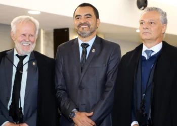 Governador Wanderlei Barbosa e o presidente do TRE-TO, João Rigo Guimarães, acompanham a cerimônia de posse do novo titular da corte eleitoral