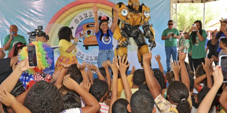 Primeira-dama Karynne Sotero leva Caravana da Alegria para comunidade de quebradeiras de coco em Axixá