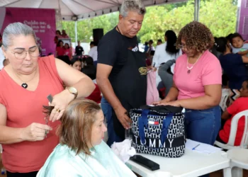 Mulheres da comunidade também puderam aproveitar serviços de beleza como corte de cabelo, hidratação e design de sobrancelhas