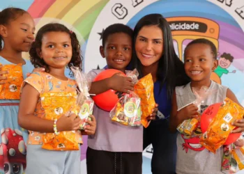 A primeira-dama Karynne Sotero ressaltou a alegria de celebrar a data no povoado