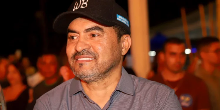 Governador Wanderlei Barbosa destacou a satisfação de presenciar a praça lotada de pessoas para celebrar com muita música os 36 anos do Tocantins