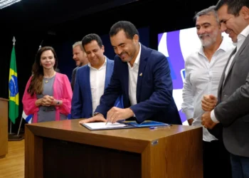 Governo assina Decreto de valorização e bem-estar de servidores da Educação