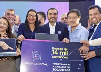 Governador Wanderlei Barbosa e secretário Fábio Vaz na entrega de notebooks para os professores de Palmas  (Crédito: Mari Rios/Governo do Tocantins)