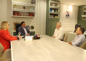 Sugestão de legenda: Na ocasião, o secretário Tião Pinheiro convidou oficialmente o secretário Fábio Vaz (Seduc) para participar como conferencista do I Seminário do Livro, Leitura e Escrita do Tocantins