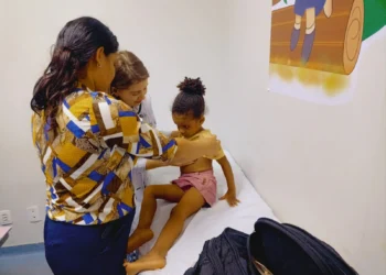 Soraya dos Santos, moradora de Centenário e mãe de Olívia Moura da Silva de 3 anos aprovou a iniciativa. Foto: Alysson-Neya Chaves / Governo do Tocantins