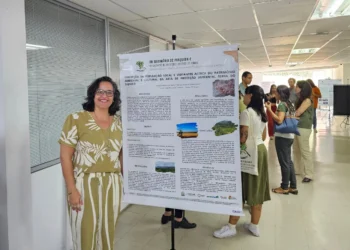 Suyene Monteiro, uma das coordenadoras do projeto de pesquisa, apresentou trabalho sobre a