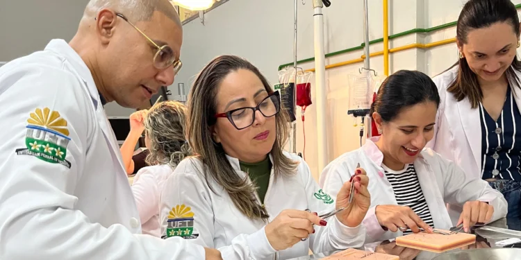 Coren-TO e UFT capacitam profissionais de Enfermagem em sutura simples e anestesia local