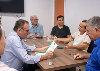 Presidente da Adapec, Paulo Lima entrega certificado Sisbi a representantes da empresa. Foto - Majuh Souza /Governo do Tocantins