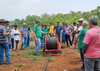 Indígenas visitam o plantio de mandioca e recebem orientação sobre o sistema de irrigação