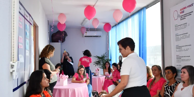 Foram realizadas oficinas sobre o autoconhecimento e o autocuidado da mulher.