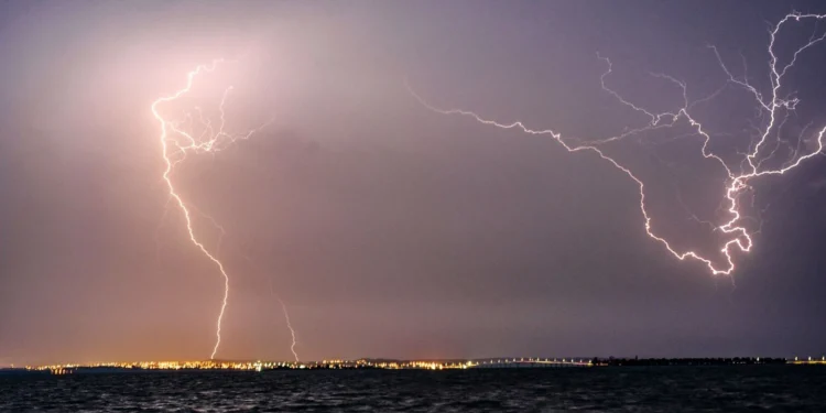 Previsão de chuva forte para o final de semana acende alerta de segurança