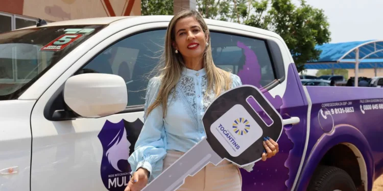 Xambioá, representada pela prefeita Patrícia Evelyn, é uma das prefeituras contempladas com uma camionete - Adrielly Calixto/Governo do Tocantins
