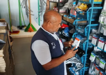 Equipe técnica da AEM recolhe adaptadores de tomada sem o Selo de Identificação da Conformidade