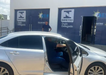 Equipe técnica da Metrologia Estadual realiza verificação em táxi e observa o estado geral do veículo