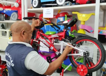 Equipe técnica da Agência de Metrologia verifica informações e Selo Inmetro em brinquedos