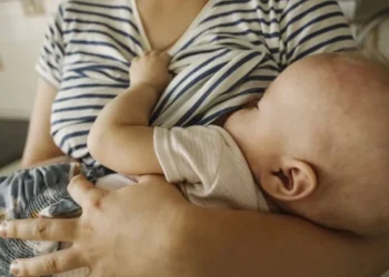 Estudo feito por pesquisadores brasileiros encontra chumbo e outros metais no leite materno de mulheres em São Paulo • Westend61/GettyImages