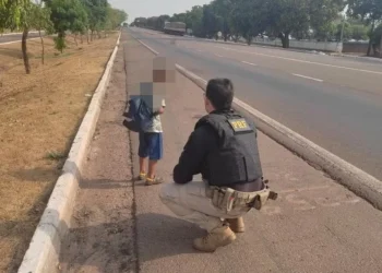 Menino estava andando em trecho da BR-153, em Guaraí — Foto: Divulgação/PRF