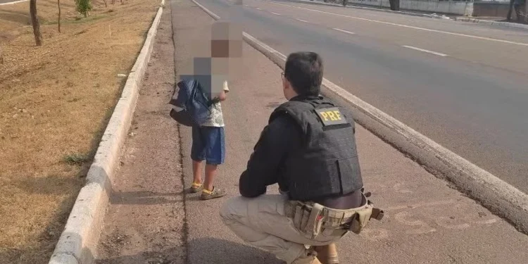 Menino de seis anos é resgatado após ser encontrado andando sozinho na BR-153