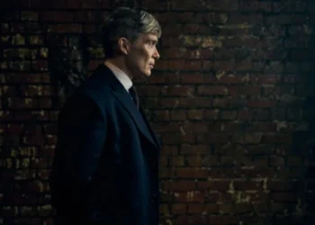 Cillian Murphy como Thomas Shelby no filme "Peaky Blinders" • Divulgação/Netflix