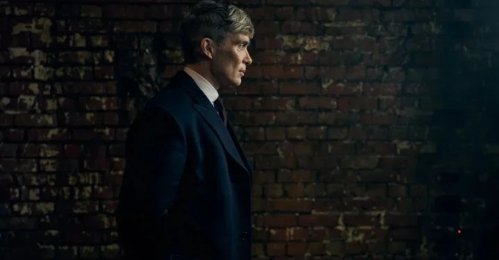 Cillian Murphy como Thomas Shelby no filme "Peaky Blinders" • Divulgação/Netflix
