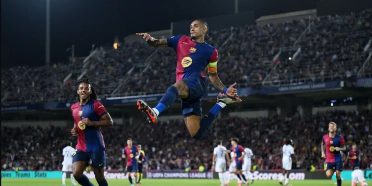 Raphinha comemora gol na goleada do Barcelona sobre o Young Boys na Champions League • David Ramos/Getty Images