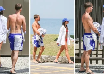 Bruna Marquezine e João Guilherme na praia de São Conrado, no Rio • Agnews/ Dilson Silva