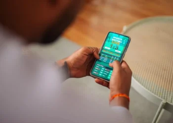 Pessoa usa smartphone para apostas esportivas • South_agency / Getty Images