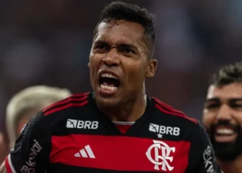 Alex Sandro comemora gol da vitória do Flamengo sobre o Corinthians • Ruano Carneiro/Getty Images