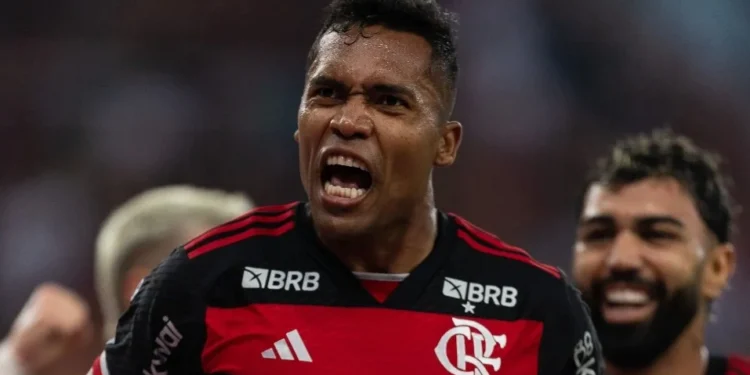 Alex Sandro comemora gol da vitória do Flamengo sobre o Corinthians • Ruano Carneiro/Getty Images