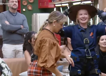 Julia Simoura retomou o chapéu o Fazendeiro das mãos de Flor Fernandez • Reprodução/YouTube