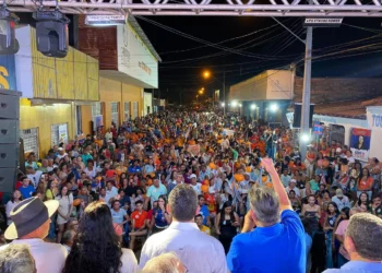 Último comício de Aprijo e Ronaldo lotam rua com sentimento de vitória