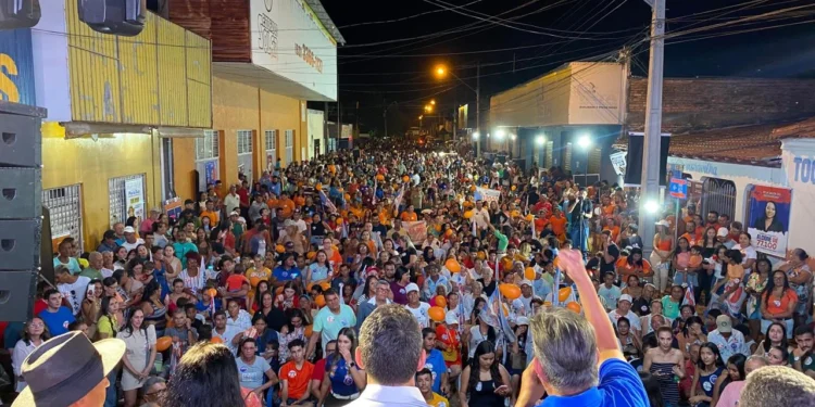 Último comício de Aprijo e Ronaldo lotam rua com sentimento de vitória