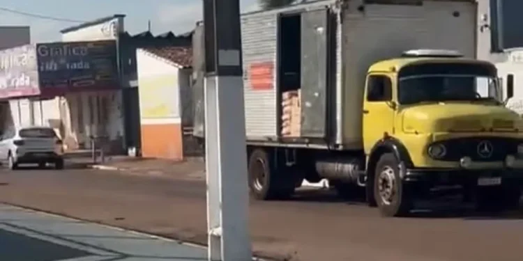 Caminhão cheio de cestas básicas é apreendido após denúncia de possível compra de votos, diz PM