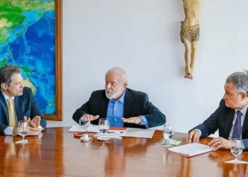 Presidente Luiz Inácio Lula da Silva durante reunião com os ministros da Casa Civil, Rui Costa, e o Ministro da Fazenda, Fernando Haddad • Ricardo Stuckert / PR