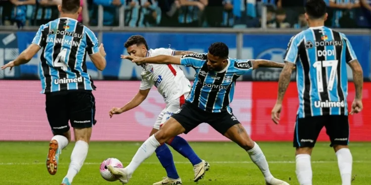 Grêmio vence Fortaleza após falha do goleiro João Ricardo