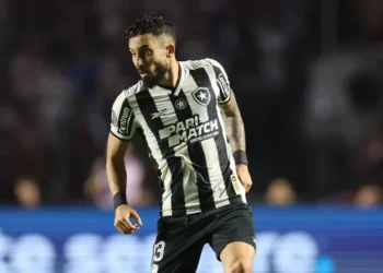 Alex Telles em campo pelo Botafogo contra o São Paulo pela Libertadores • Vítor Silva/Botafogo