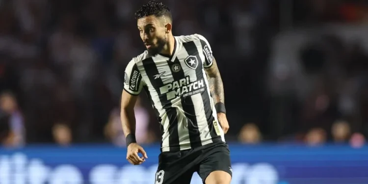 Alex Telles se solidariza com Arana e exalta os convocados do Botafogo