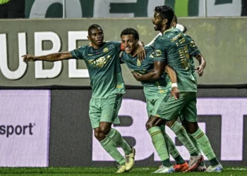 Comemoração de gol do América-MG contra o Coritiba • Mourão Panda / América