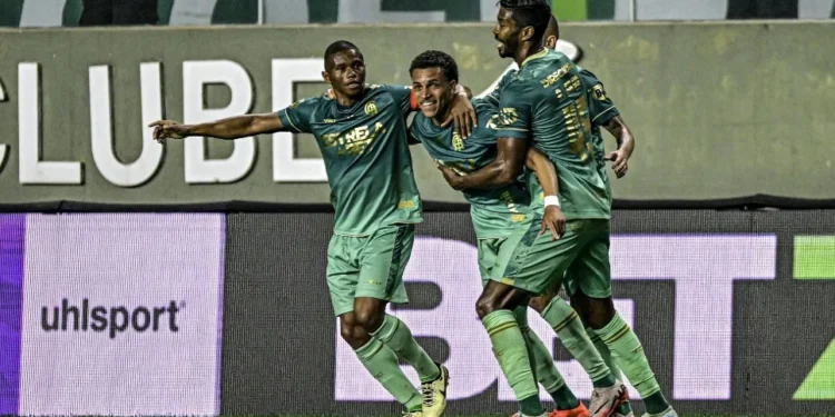 América-MG vence Coritiba com gol no fim e se aproxima do G-4 da Série B