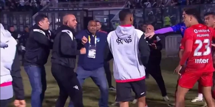 Confusão entre jogadores e segurança • Reprodução