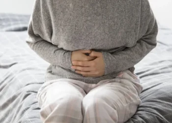 Barriga roncando é sinal de um processo fisiológico natural do corpo, mas nem sempre indica fome • katemangostar/Freepik