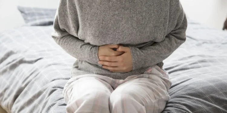 Barriga roncando é sinal de um processo fisiológico natural do corpo, mas nem sempre indica fome • katemangostar/Freepik